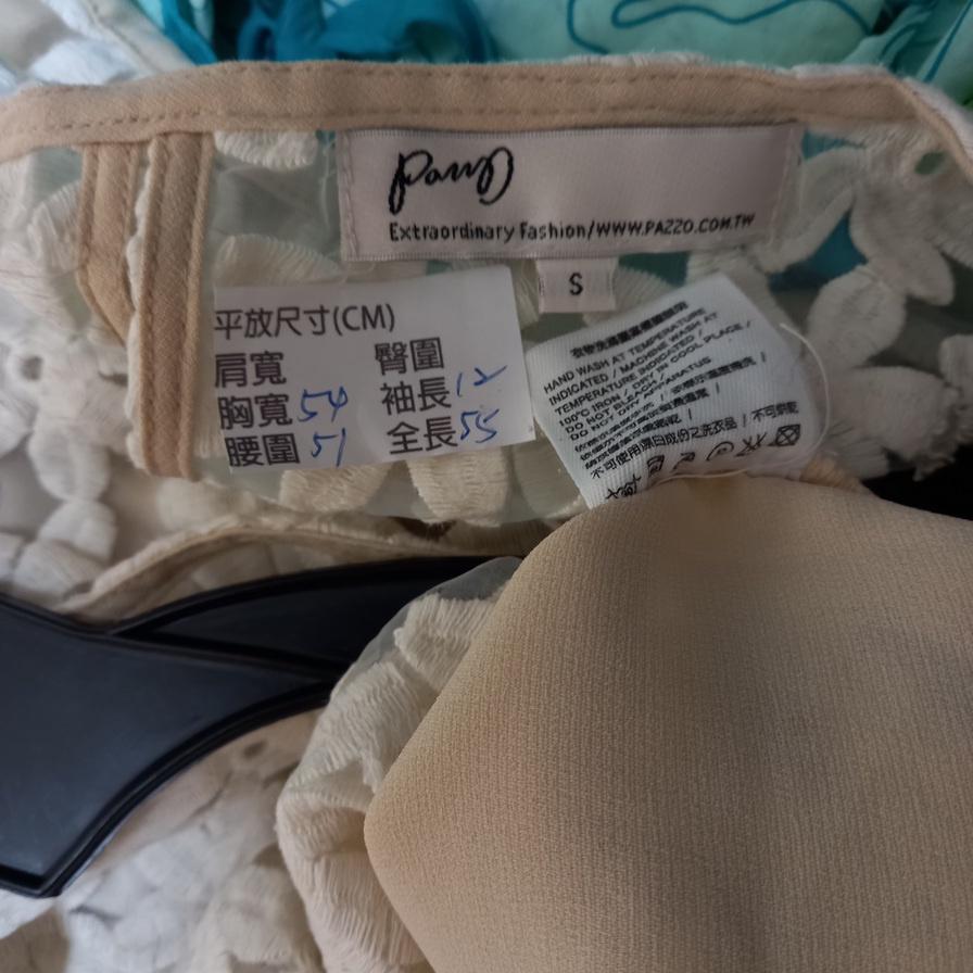 220901PAZZO白白電繡花朵透膚拼接膚色短版上衣S二手-細節圖3