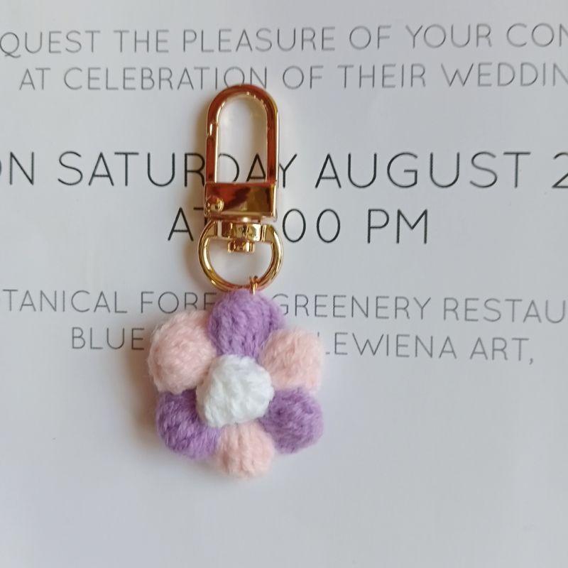 💟雙甯小舖💟 小花朵 airpods 手工編織 紫色 吊飾 雙色 鑰匙圈 泡芙花-細節圖3