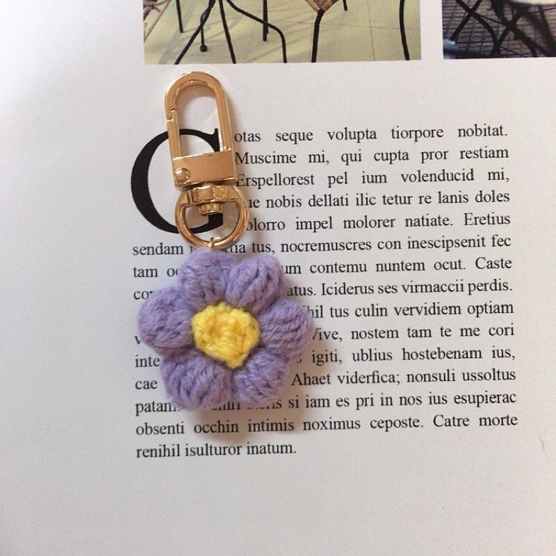 💟雙甯小舖💟 小花朵 米白 紫色 airpods 手工編織 吊飾 鑰匙圈-細節圖2