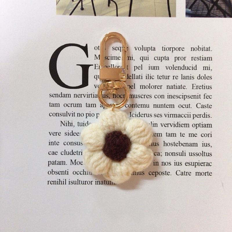 💟雙甯小舖💟 小花朵 米白 紫色 airpods 手工編織 吊飾 鑰匙圈-細節圖3