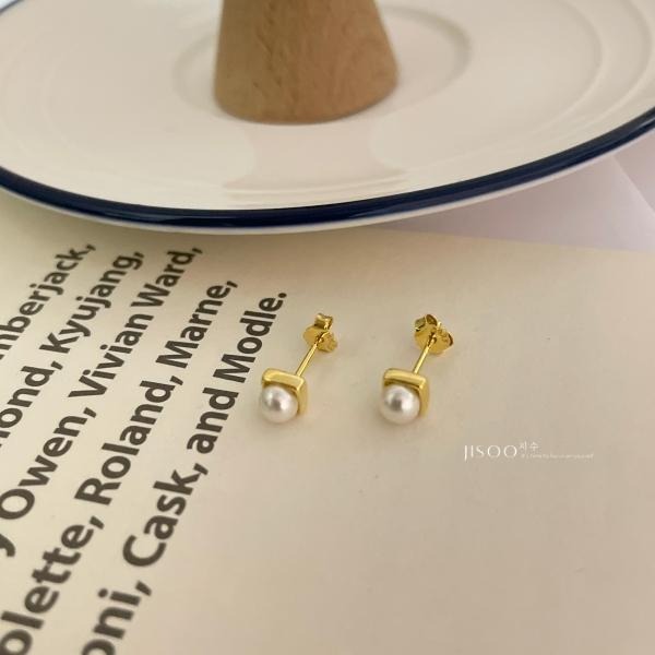 純銀現貨 JISOO Korea 지수｜quiet elegance 珍珠方塊 貼耳耳環  EE054-細節圖3