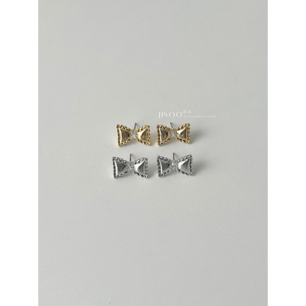 耳環｜JISOO Korea 지수 💛💛 蝴蝶結浮雕滾邊單鑽耳環 2色-細節圖5