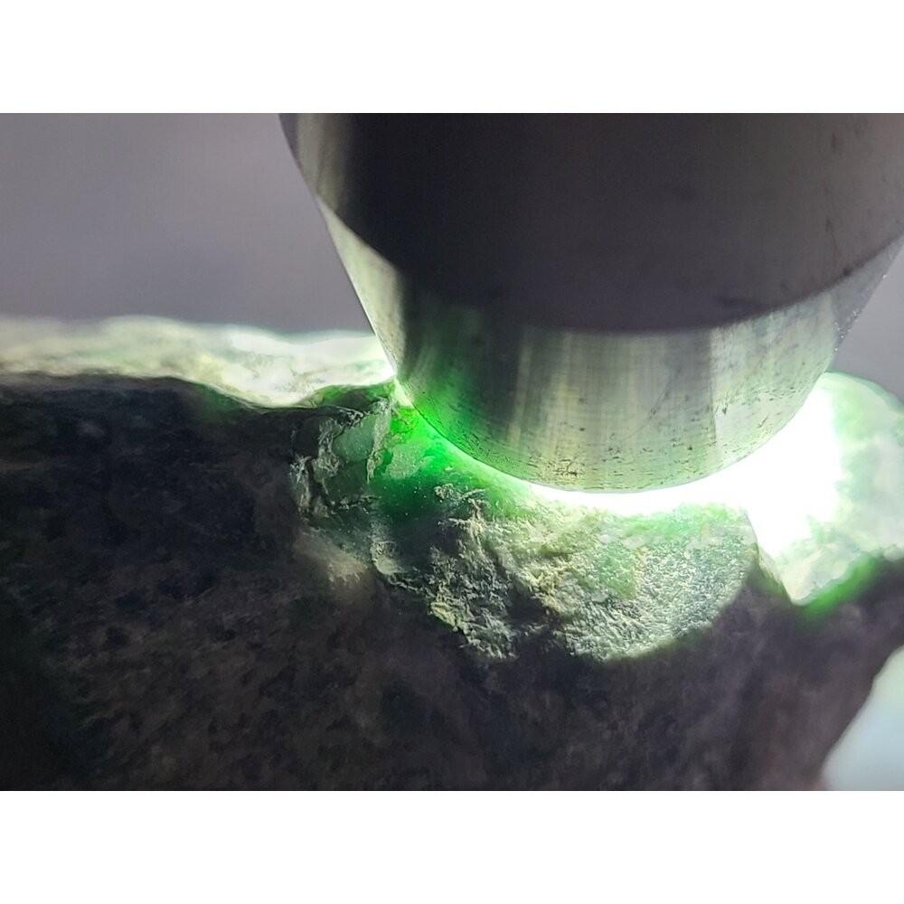 【七彩翡翠】危料 瓜料 瓜地馬拉 脫砂 墨翠 原石 賭 牌子 戒面 台灣出貨  1029g-細節圖4