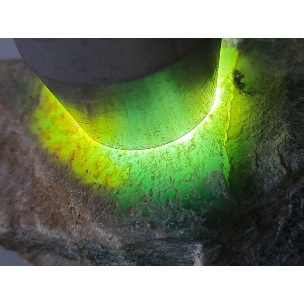 【七彩翡翠】危料 瓜料 瓜地馬拉 脫砂 發黑 原石 賭 冰種 牌子 戒面 台灣出貨  111g-細節圖3