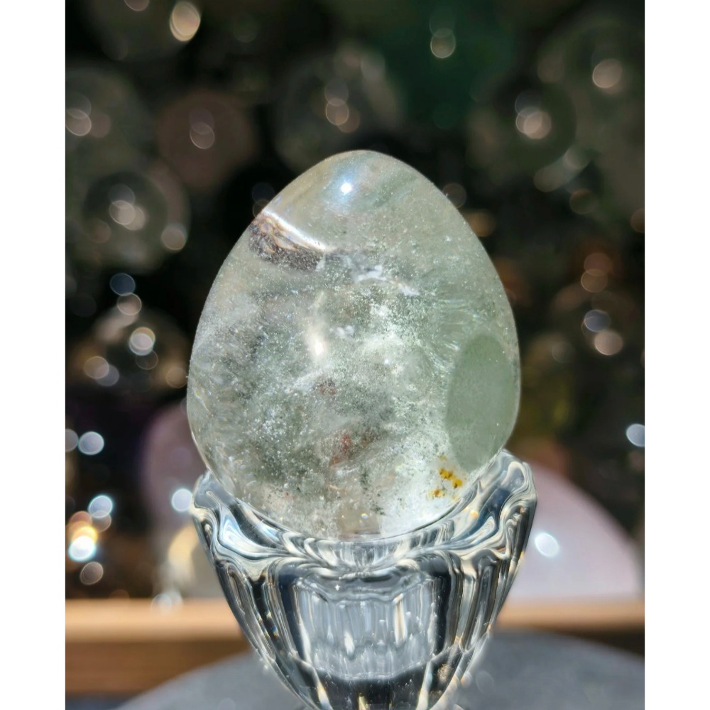 ❄️預購❄️天然綠幽靈千層帶紅幽靈蛋握 水晶蛋握 綠幽靈 天然景幽靈 蛋形 幽靈 手把玩 手把件 招財 鎮宅 擺件 千層-細節圖2