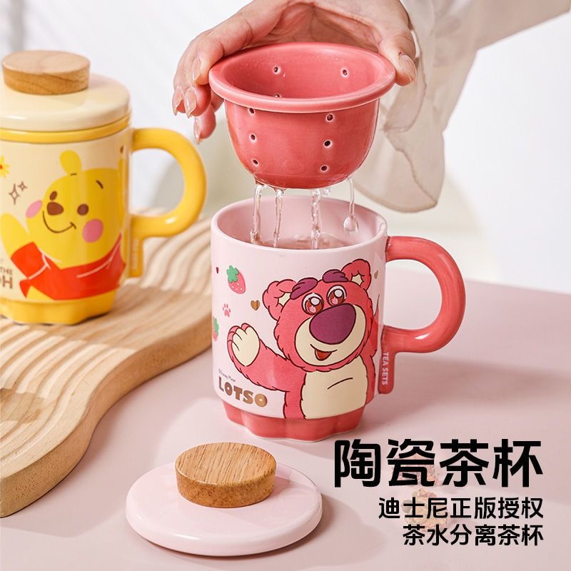 ❄️預購❄️卡通草莓熊小熊維尼辦公室陶瓷泡茶杯  辦公室帶蓋茶水分離泡茶杯 家用馬克杯 泡茶杯 馬克杯 陶瓷 瓷器 泡茶-細節圖2