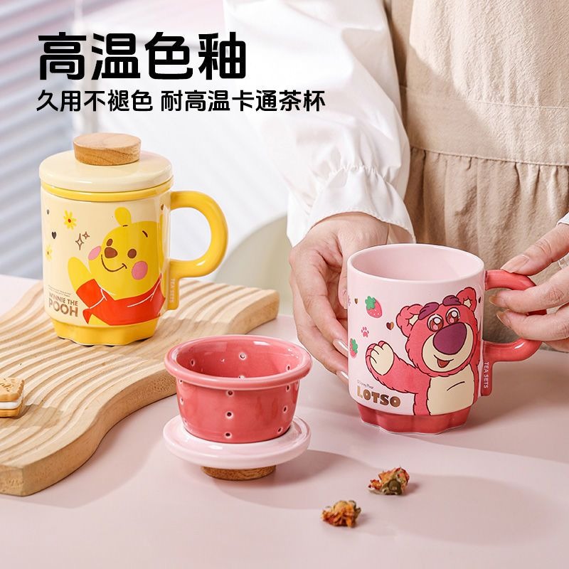❄️預購❄️卡通草莓熊小熊維尼辦公室陶瓷泡茶杯  辦公室帶蓋茶水分離泡茶杯 家用馬克杯 泡茶杯 馬克杯 陶瓷 瓷器 泡茶-細節圖3