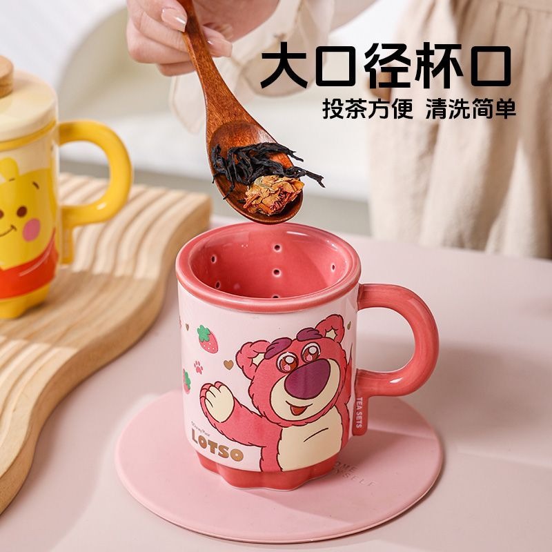 ❄️預購❄️卡通草莓熊小熊維尼辦公室陶瓷泡茶杯  辦公室帶蓋茶水分離泡茶杯 家用馬克杯 泡茶杯 馬克杯 陶瓷 瓷器 泡茶-細節圖4