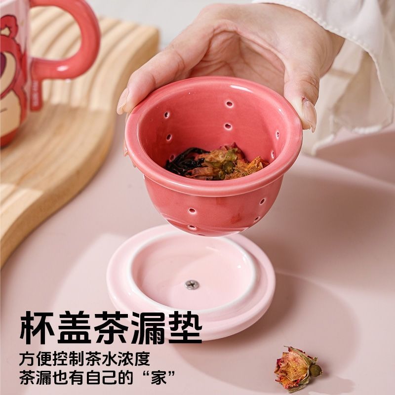❄️預購❄️卡通草莓熊小熊維尼辦公室陶瓷泡茶杯  辦公室帶蓋茶水分離泡茶杯 家用馬克杯 泡茶杯 馬克杯 陶瓷 瓷器 泡茶-細節圖8