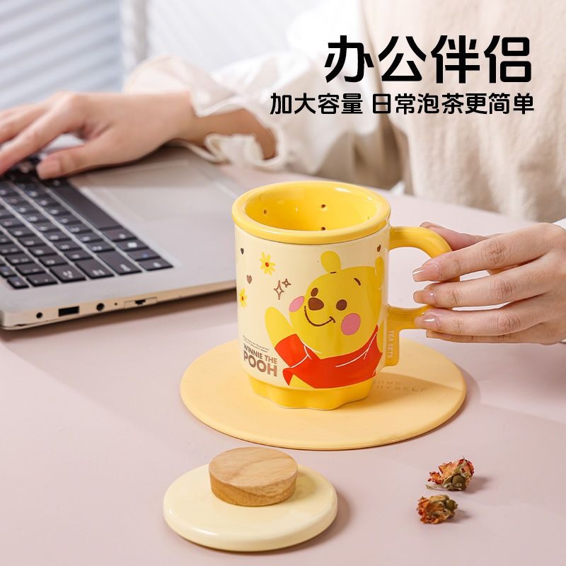 ❄️預購❄️卡通草莓熊小熊維尼辦公室陶瓷泡茶杯  辦公室帶蓋茶水分離泡茶杯 家用馬克杯 泡茶杯 馬克杯 陶瓷 瓷器 泡茶-細節圖9
