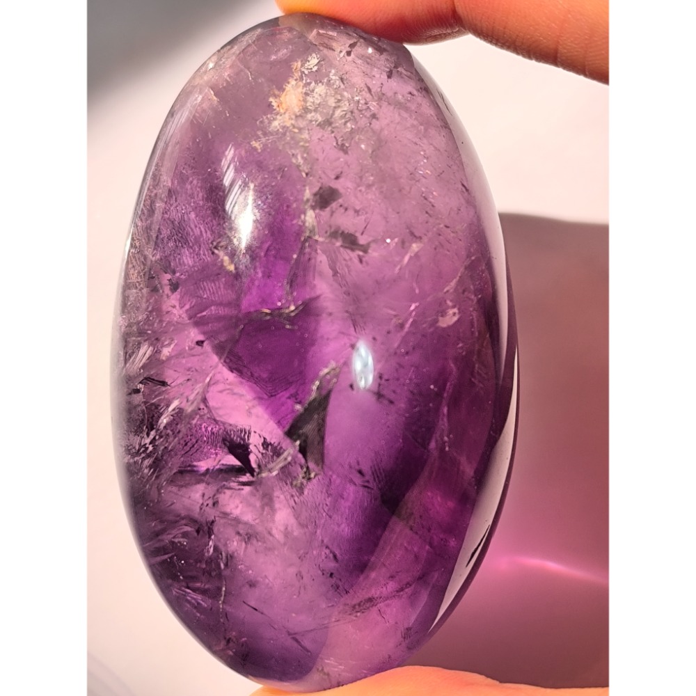 ❄️預購❄️天然深紫骸骨水晶手握 有色帶指紋礦坑 紫晶肥皂 紫水晶手握 紫水晶 隨身掌心石 肥皂 手把玩 紫晶手握 紫骸-規格圖9