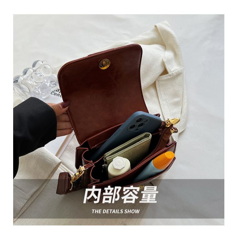 ❄️預購❄️高級感小方包 新潮時尚寬頻斜背包 百搭小方包 單肩斜挎包 包包 多夾層單肩包 單肩包 斜挎包 小方包 通勤包-細節圖7
