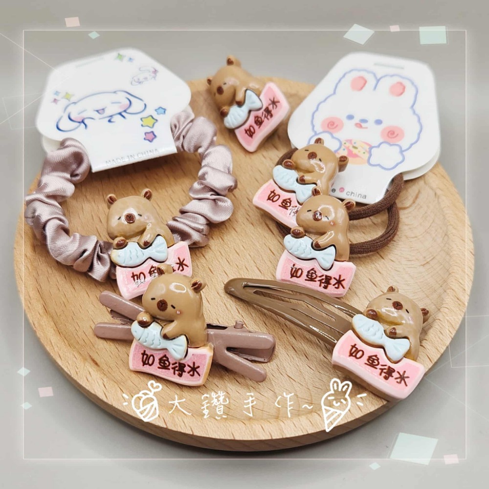 💎大鑽💎可愛卡通小熊柿子造型髮束髮夾髮圈 水豚卡皮巴拉  好運祝福語髮飾 搞怪文字 心想事成日進斗金 大鑽手作～DB-規格圖2