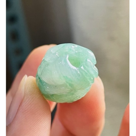 天然A貨緬甸玉 冰膠陽綠360度手工環繞雕一條龍翡翠龍珠 起冰膠潤起光感 純手工微雕件-細節圖7