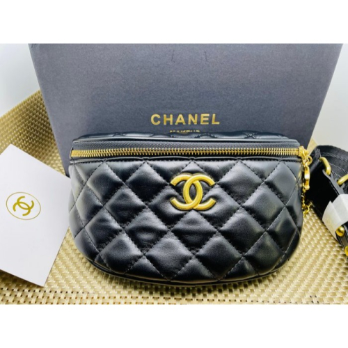 全新VIP贈品包~Chanel香奈兒 黑色經典菱格鍊帶側背包/半月包 附盒 議價勿擾