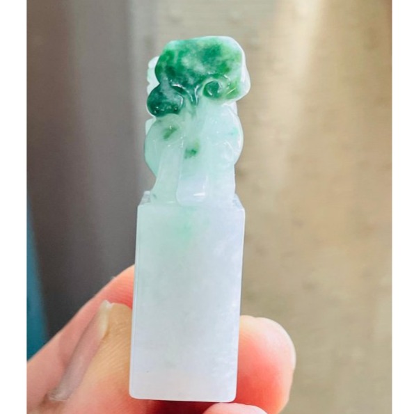 天然A貨緬甸玉 細潤綠飄花俏色巧雕踩球貔貅翡翠印章/方印/私章 潤白底俏綠飄亮花 有求必應-細節圖2