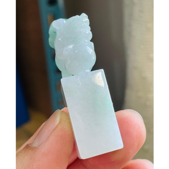 天然A貨緬甸玉 細潤綠飄花俏色巧雕踩球貔貅翡翠印章/方印/私章 潤白底俏綠飄亮花 有求必應-細節圖3