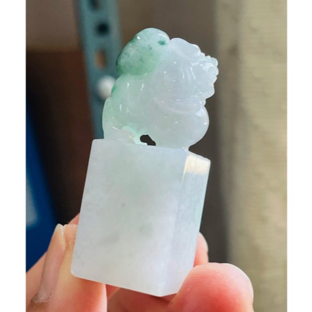 天然A貨緬甸玉 細潤綠飄花俏色巧雕踩球貔貅翡翠印章/方印/私章 潤白底俏綠飄亮花 有求必應-細節圖4