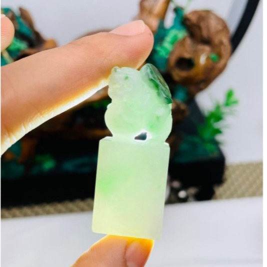 天然A貨緬甸玉 細潤綠飄花俏色巧雕踩球貔貅翡翠印章/方印/私章 潤白底俏綠飄亮花 有求必應-細節圖9