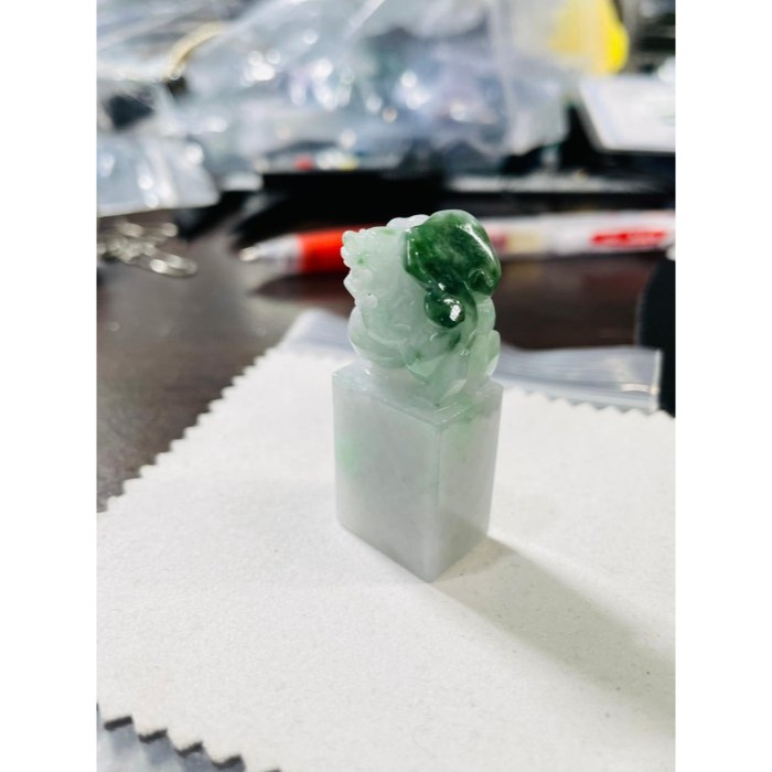 天然A貨緬甸玉 細潤綠飄花俏色巧雕踩球貔貅翡翠印章/方印/私章 潤白底俏綠飄亮花 有求必應-細節圖11
