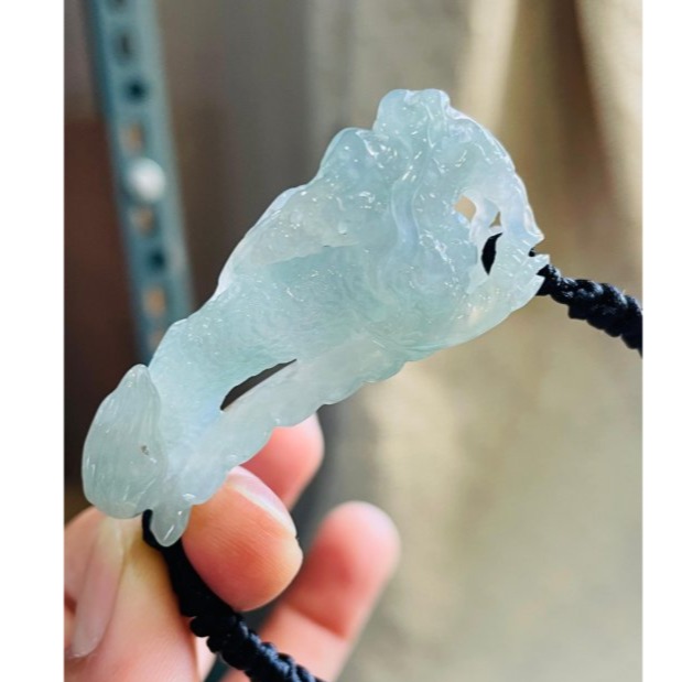 天然A貨緬甸玉 放光 冰種晴綠灑金全立體雕神龍擺尾翡翠手牌 冰膠起光色滿 手工全鏤空精巧雕作-細節圖2