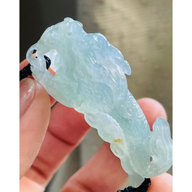 天然A貨緬甸玉 放光 冰種晴綠灑金全立體雕神龍擺尾翡翠手牌 冰膠起光色滿 手工全鏤空精巧雕作-細節圖4