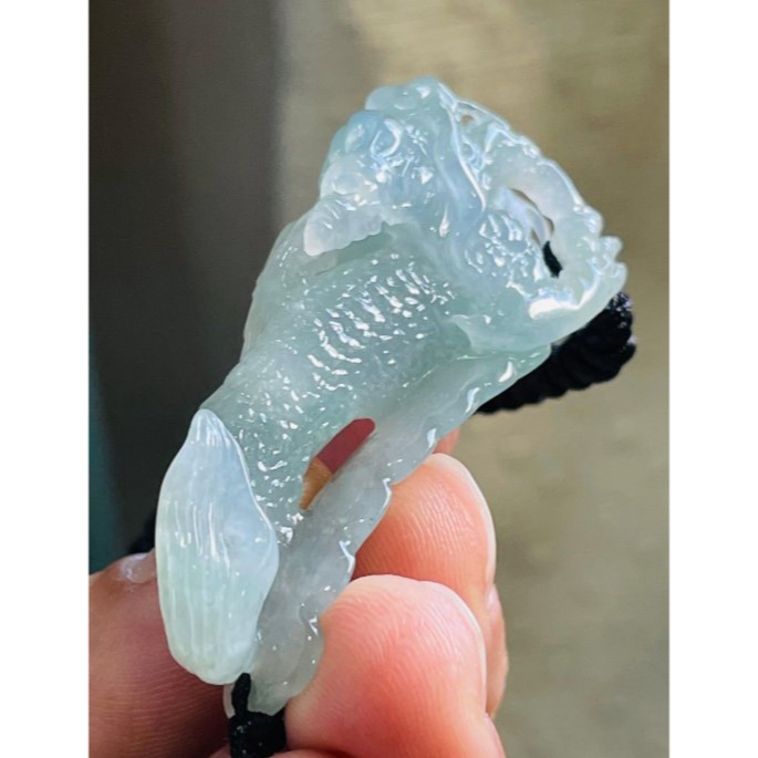 天然A貨緬甸玉 放光 冰種晴綠灑金全立體雕神龍擺尾翡翠手牌 冰膠起光色滿 手工全鏤空精巧雕作-細節圖5