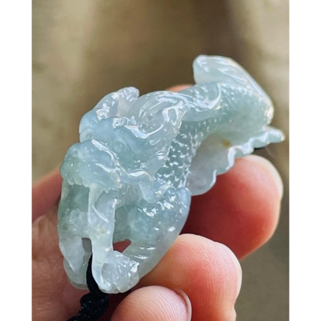 天然A貨緬甸玉 放光 冰種晴綠灑金全立體雕神龍擺尾翡翠手牌 冰膠起光色滿 手工全鏤空精巧雕作-細節圖6