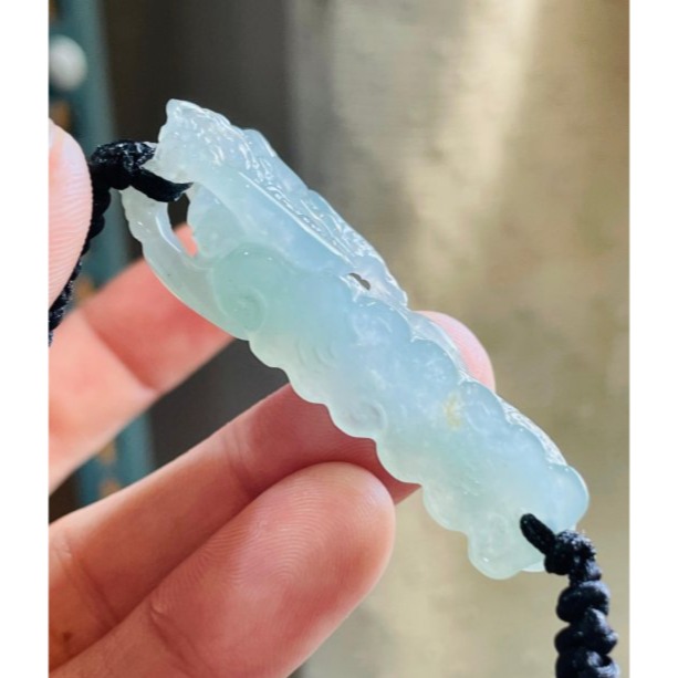 天然A貨緬甸玉 放光 冰種晴綠灑金全立體雕神龍擺尾翡翠手牌 冰膠起光色滿 手工全鏤空精巧雕作-細節圖7