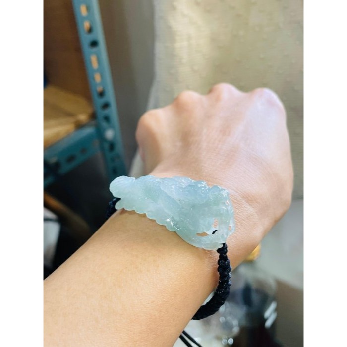 天然A貨緬甸玉 放光 冰種晴綠灑金全立體雕神龍擺尾翡翠手牌 冰膠起光色滿 手工全鏤空精巧雕作-細節圖8