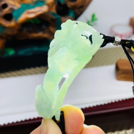 天然A貨緬甸玉 放光 冰種晴綠灑金全立體雕神龍擺尾翡翠手牌 冰膠起光色滿 手工全鏤空精巧雕作-細節圖9