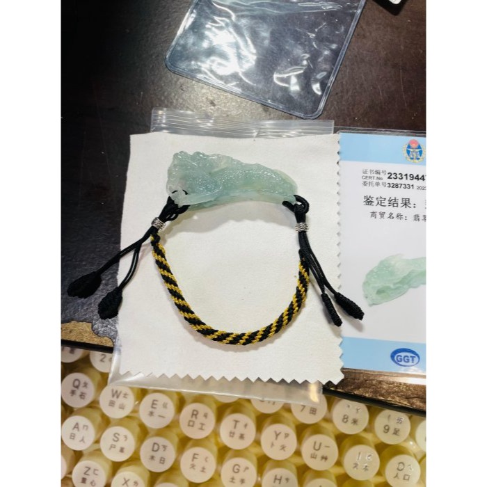 天然A貨緬甸玉 放光 冰種晴綠灑金全立體雕神龍擺尾翡翠手牌 冰膠起光色滿 手工全鏤空精巧雕作-細節圖11