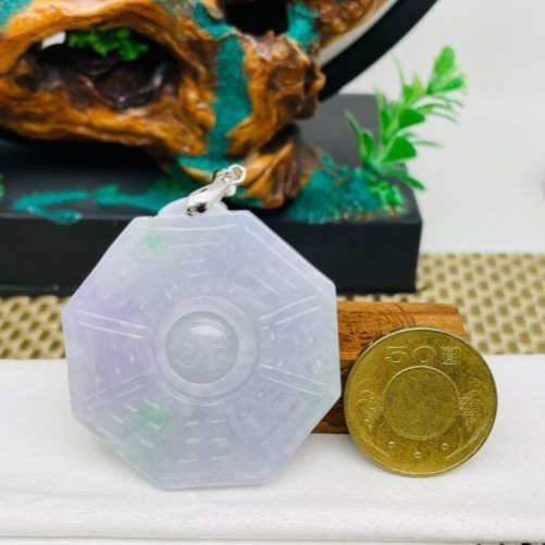 天然A貨緬甸玉 冰紫飄花太極大八卦翡翠玉墜 起冰粉嫩紫 帶多多靈動陽綠花 厚庄大塊透手影-細節圖2