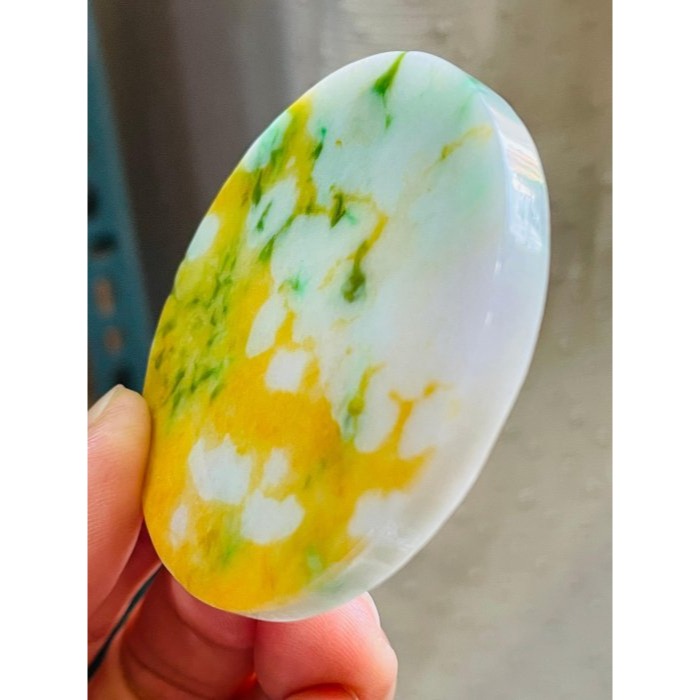 天然A貨緬甸玉 收藏件 老三彩飄陽綠意境畫翡翠無事牌 紫黃綠 色鮮豔 奇特過渡色 尚未打孔 附台証-細節圖2