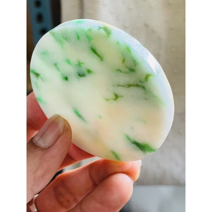 天然A貨緬甸玉 收藏件 老三彩飄陽綠意境畫翡翠無事牌 紫黃綠 色鮮豔 奇特過渡色 尚未打孔 附台証-細節圖3