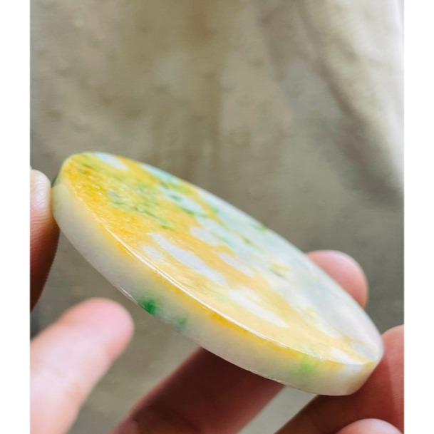 天然A貨緬甸玉 收藏件 老三彩飄陽綠意境畫翡翠無事牌 紫黃綠 色鮮豔 奇特過渡色 尚未打孔 附台証-細節圖4