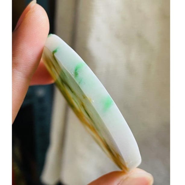 天然A貨緬甸玉 收藏件 老三彩飄陽綠意境畫翡翠無事牌 紫黃綠 色鮮豔 奇特過渡色 尚未打孔 附台証-細節圖5