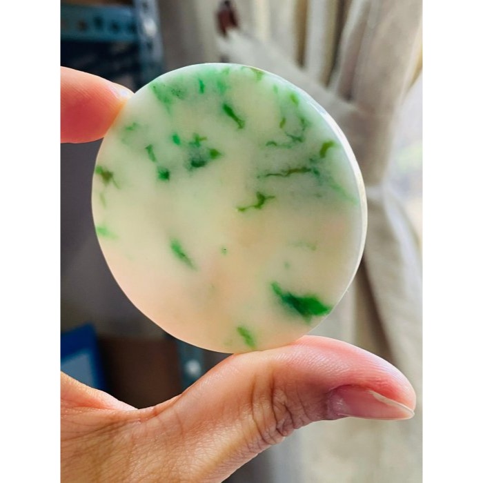 天然A貨緬甸玉 收藏件 老三彩飄陽綠意境畫翡翠無事牌 紫黃綠 色鮮豔 奇特過渡色 尚未打孔 附台証-細節圖6