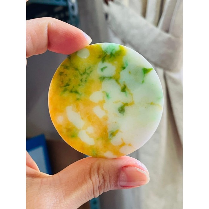 天然A貨緬甸玉 收藏件 老三彩飄陽綠意境畫翡翠無事牌 紫黃綠 色鮮豔 奇特過渡色 尚未打孔 附台証-細節圖7