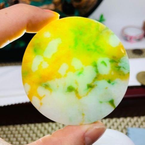 天然A貨緬甸玉 收藏件 老三彩飄陽綠意境畫翡翠無事牌 紫黃綠 色鮮豔 奇特過渡色 尚未打孔 附台証-細節圖8