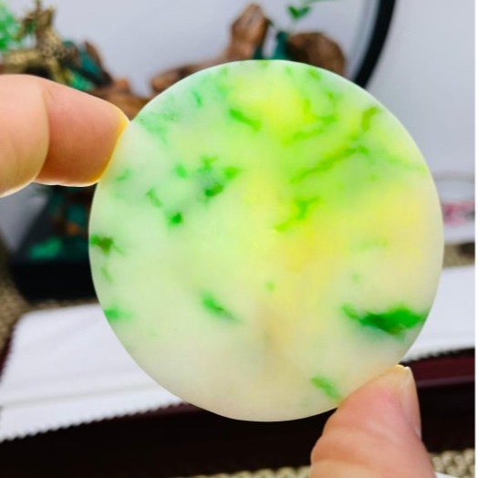 天然A貨緬甸玉 收藏件 老三彩飄陽綠意境畫翡翠無事牌 紫黃綠 色鮮豔 奇特過渡色 尚未打孔 附台証-細節圖9