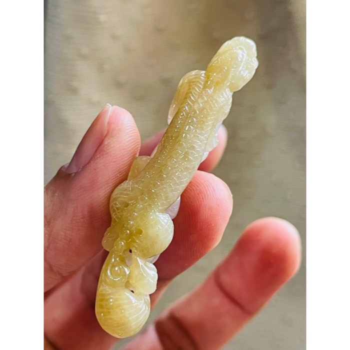 天然A貨緬甸玉 冰雪梨黃雙彩俏色巧雕黃金貔貅翡翠玉墜 老熟起冰厚厚黃霧層 手抱冰潤人蔘 八方進財 生生不息-細節圖3