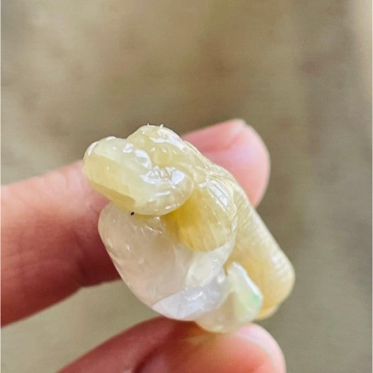 天然A貨緬甸玉 冰雪梨黃雙彩俏色巧雕黃金貔貅翡翠玉墜 老熟起冰厚厚黃霧層 手抱冰潤人蔘 八方進財 生生不息-細節圖7