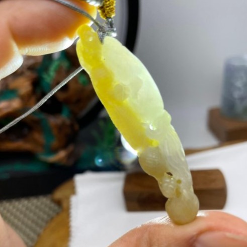 天然A貨緬甸玉 冰雪梨黃雙彩俏色巧雕黃金貔貅翡翠玉墜 老熟起冰厚厚黃霧層 手抱冰潤人蔘 八方進財 生生不息-細節圖9