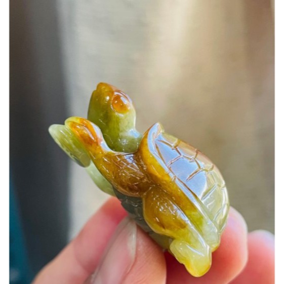 天然A貨緬甸玉 油潤老坑黃加綠全立體手工雕錢龜/金龜翡翠擺件/掛件 油亮黃霧包起冰綠肉 色滿溫潤-細節圖3