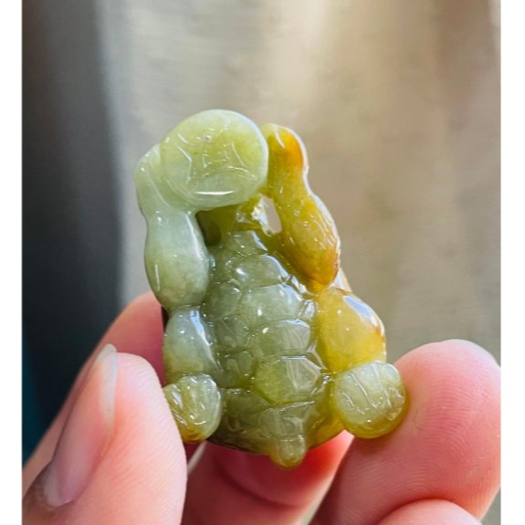 天然A貨緬甸玉 油潤老坑黃加綠全立體手工雕錢龜/金龜翡翠擺件/掛件 油亮黃霧包起冰綠肉 色滿溫潤-細節圖4