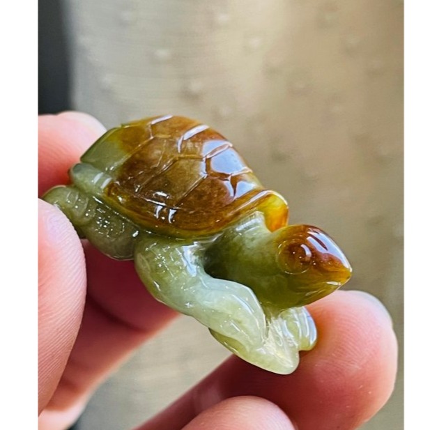 天然A貨緬甸玉 油潤老坑黃加綠全立體手工雕錢龜/金龜翡翠擺件/掛件 油亮黃霧包起冰綠肉 色滿溫潤-細節圖5