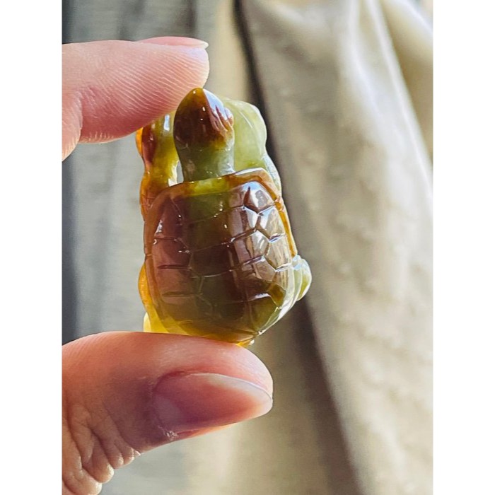 天然A貨緬甸玉 油潤老坑黃加綠全立體手工雕錢龜/金龜翡翠擺件/掛件 油亮黃霧包起冰綠肉 色滿溫潤-細節圖7