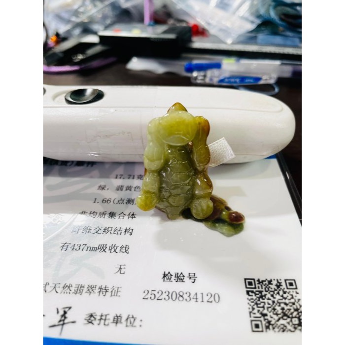 天然A貨緬甸玉 油潤老坑黃加綠全立體手工雕錢龜/金龜翡翠擺件/掛件 油亮黃霧包起冰綠肉 色滿溫潤-細節圖10