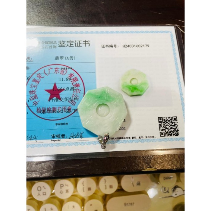 福利品~天然A貨緬甸玉 辣色白底青太極小八卦翡翠玉墜 細潤 白綠分明 色陽帶多 有缺礦 配戴無壓力大小-細節圖11